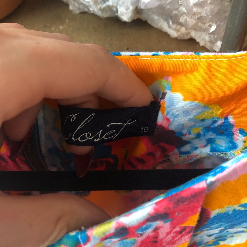 Capped Sleeved Dress with Pockets - Picture 5 of 5